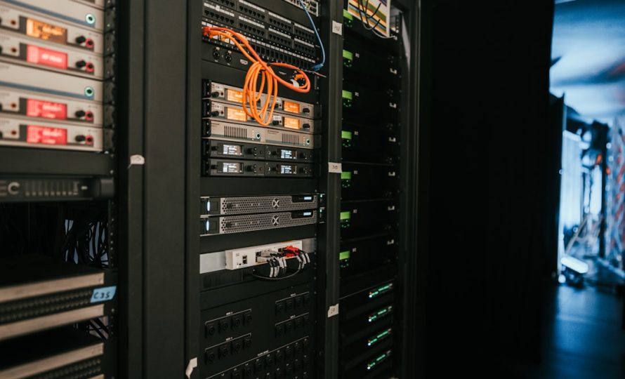 Server Rack im Rechenzentrum – Cloud Datenschutz