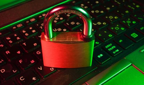 Rotes Vorhängeschloss auf Tastatur – Datenpanne Sicherheit