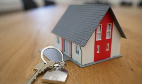Hausmodell mit Schlüssel – Datenschutz Immobilienmakler