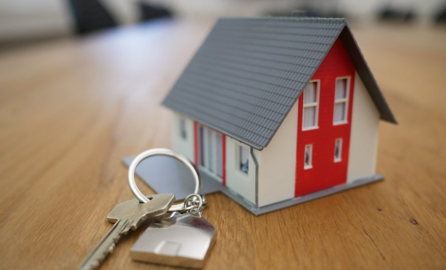 Hausmodell mit Schlüssel – Datenschutz Immobilienmakler