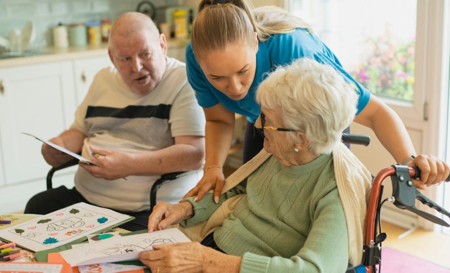 Pflegeperson hilft älterem Paar – Datenschutz in der Pflege